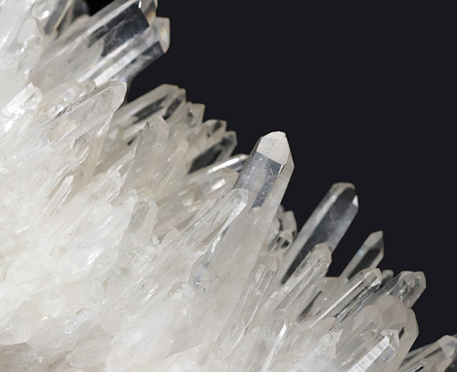 ６００グラム超え！極めて透明度の高い石英が無数に結晶成長した水晶（Quartz）のクラスター標本（その3）