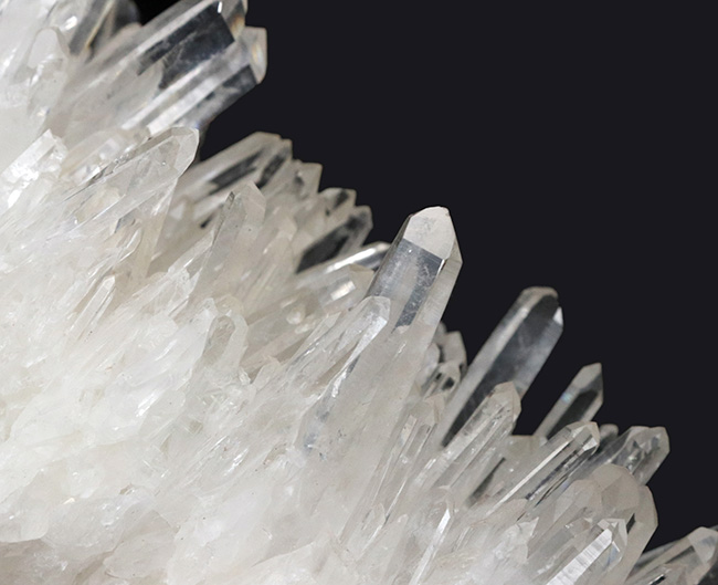 600グラム超え!極めて透明度の高い石英が無数に結晶成長した水晶(Quartz)のクラスター標本(その3)