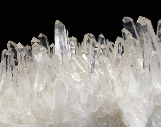 ６００グラム超え！極めて透明度の高い石英が無数に結晶成長した水晶（Quartz）のクラスター標本（その5）