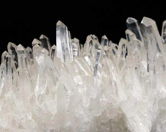 600グラム超え!極めて透明度の高い石英が無数に結晶成長した水晶(Quartz)のクラスター標本(その5)