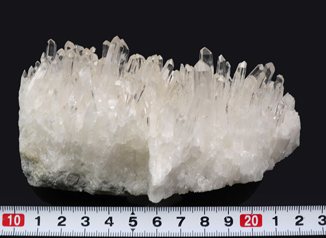 600グラム超え!極めて透明度の高い石英が無数に結晶成長した水晶(Quartz)のクラスター標本(その7)