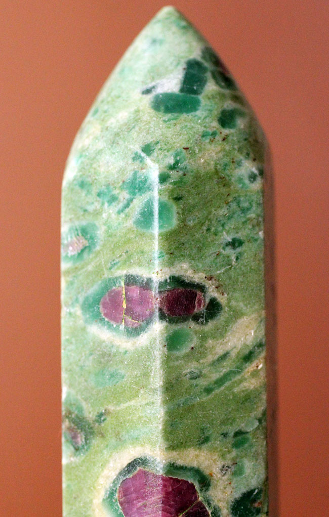 ゾイサイト（Zoisite）のなかに多数のルビー（Ruby）が含まれた鉱物（その2）