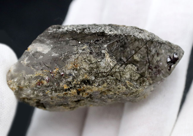 火成岩内部に発達した石英のなかに浮かぶ数々の二酸化チタン。ブラックルチルクォーツ（Black Rutilated Quartz）の原石（その2）
