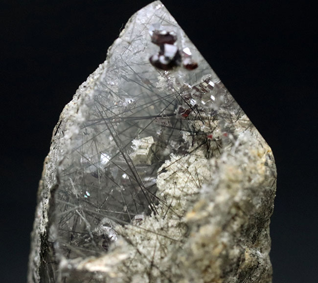 火成岩内部に発達した石英のなかに浮かぶ数々の二酸化チタン。ブラックルチルクォーツ（Black Rutilated Quartz）の原石（その3）
