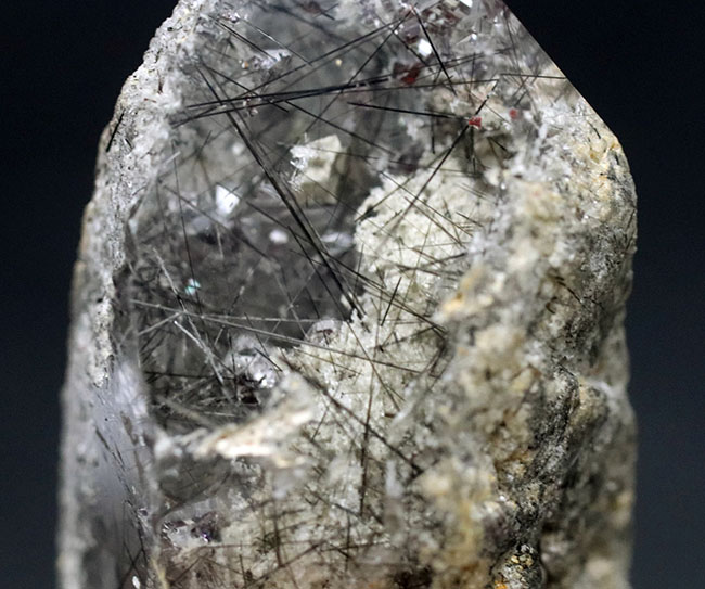 火成岩内部に発達した石英のなかに浮かぶ数々の二酸化チタン。ブラックルチルクォーツ（Black Rutilated Quartz）の原石（その4）