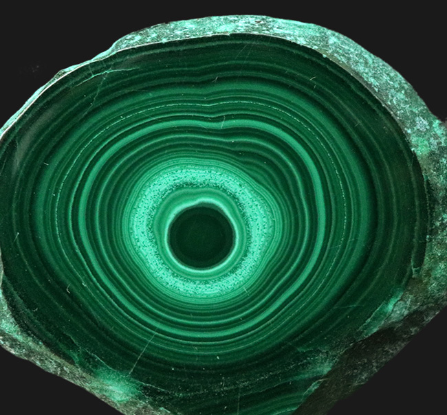 まるで孔雀の羽の模様のよう!高品位のコンゴ産のマラカイト(Malachite・孔雀石)、職人の手による研磨!(その2)