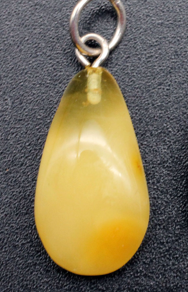 バルト海産琥珀のペンダントトップ(Amber)。ハニーバターのようなカラーが柔らかい印象。(その1)