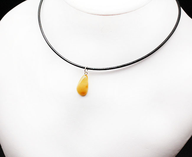 バルト海産琥珀のペンダントトップ(Amber)。ハニーバターのようなカラーが柔らかい印象。(その3)