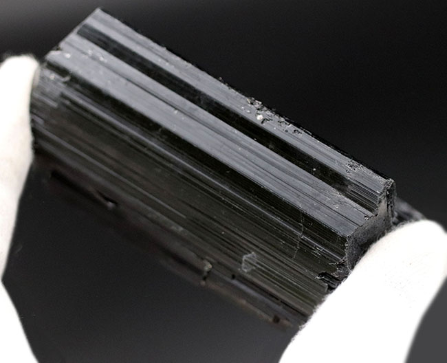 見事な柱状結晶を示すブラックトルマリン（Black Tourmalin）の原石。鉄電気石（その1）