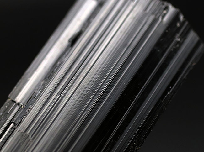 見事な柱状結晶を示すブラックトルマリン（Black Tourmalin）の原石