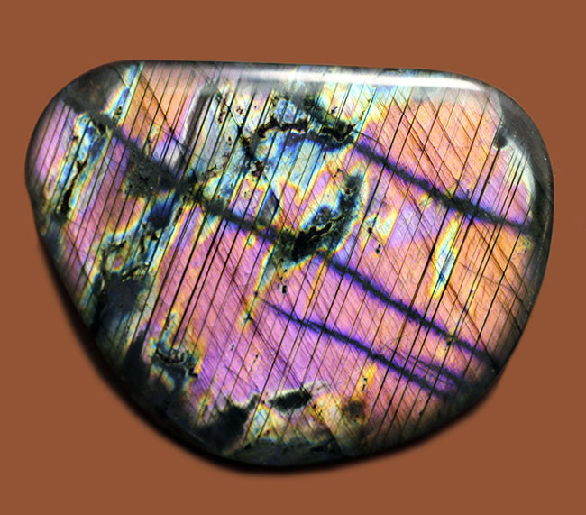 非常に珍しいピンクを呈するラブラドライト(Labradorite)。両面面白い。(その1)