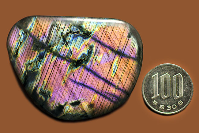 非常に珍しいピンクを呈するラブラドライト(Labradorite)。両面面白い。(その12)