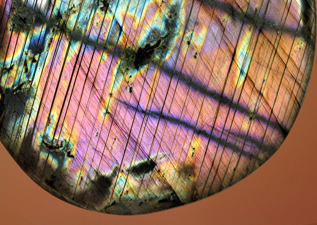 非常に珍しいピンクを呈するラブラドライト(Labradorite)。両面面白い。(その3)