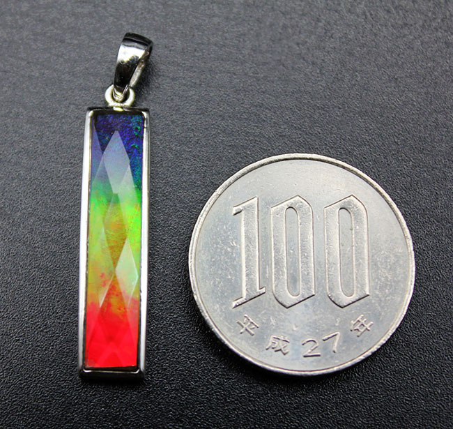 レインボーカラーを呈する高品位のアンモライトを使用したペンダントトップ(金具部分スターリングシルバー製、2種類のチェーン、高級ジュエリーケース付)。(その8)