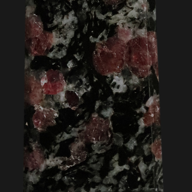 電気石ことブラックトルマリン(Black tourmalin)に宝石、ガーネット(Garnet)が入った、高級感あふれるオベリスク型のタワー標本(その3)