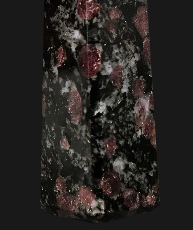 電気石ことブラックトルマリン(Black tourmalin)に宝石、ガーネット(Garnet)が入った、高級感あふれるオベリスク型のタワー標本(その4)