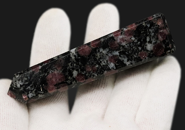 電気石ことブラックトルマリン(Black tourmalin)に宝石、ガーネット(Garnet)が入った、高級感あふれるオベリスク型のタワー標本(その8)
