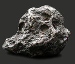 人智を超えた途方も無く長い旅を経て貴方のもとに・・・。なんと９４５グラムに達する、ヘビー級鉄隕石、カンポ・デル・シエロ（Campo del Cielo）の塊