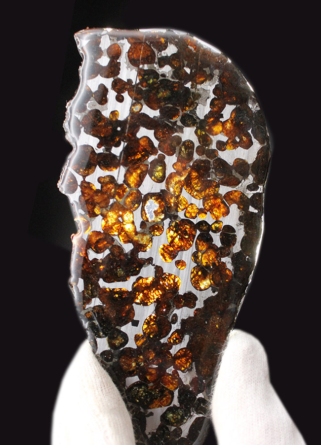 透明度が高く燦々と輝くフレッシュなかんらん石にご注目ください！２０１６年に発見された新しいパラサイト隕石（本体防錆処理済み）（その1）