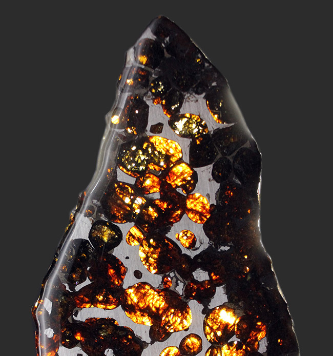 透明度が高く燦々と輝くフレッシュなかんらん石にご注目ください！２０１６年に発見された新しいパラサイト隕石（本体防錆処理済み）（その2）