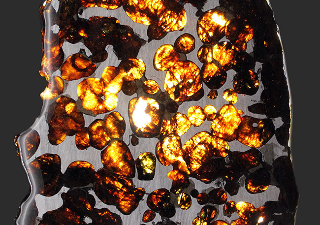 透明度が高く燦々と輝くフレッシュなかんらん石にご注目ください！２０１６年に発見された新しいパラサイト隕石（本体防錆処理済み）（その3）