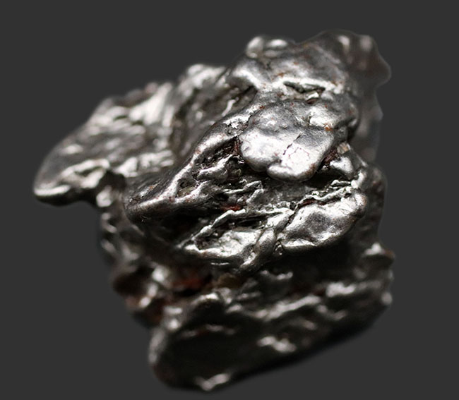 最も有名な鉄隕石の一つ、カンポ・デル・シエロ。９２％以上が鉄、残りはニッケル等で構成された１００％金属からなる隕石（その1）