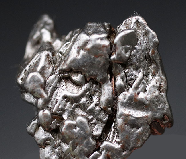 最も有名な鉄隕石の一つ、カンポ・デル・シエロ。９２％以上が鉄、残りはニッケル等で構成された１００％金属からなる隕石