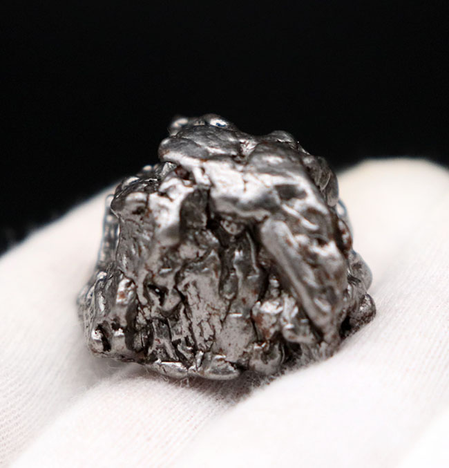最も有名な鉄隕石の一つ、カンポ・デル・シエロ。９２％以上が鉄、残りはニッケル等で構成された１００％金属からなる隕石（その6）