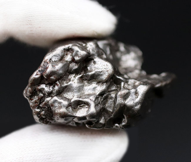 最も有名な鉄隕石の一つ、カンポ・デル・シエロ。９２％以上が鉄、残りはニッケル等で構成された１００％金属からなる隕石（その8）
