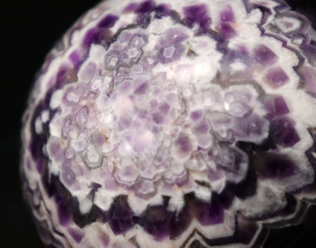 まるで紫陽花（あじさい）！自然が生み出した最高の芸術品の一つ、シェブロンアメシスト（Chevron Amethyst）の極上標本（その3）