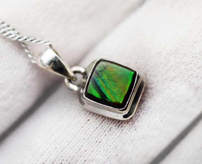 夏にかけてぴったり！明るい緑！数少ない生物起源の宝石の一つ、アンモライト（Ammolite）を使ったペンダントトップ（シルバーチェーン、革紐、高級ジュエリケース付き）（その6）