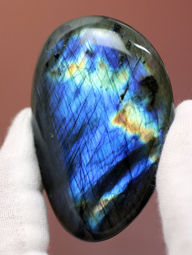 猛烈に濃いブルーを呈する、上質なラブラドライト（Labradorite）のカボション（その1）