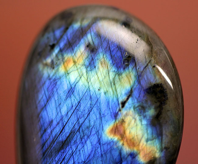 猛烈に濃いブルーを呈する、上質なラブラドライト(Labradorite)のカボション(その2)