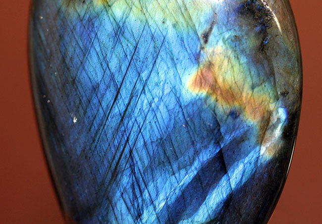 猛烈に濃いブルーを呈する、上質なラブラドライト(Labradorite)のカボション(その3)