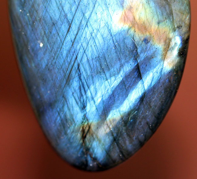 猛烈に濃いブルーを呈する、上質なラブラドライト(Labradorite)のカボション(その4)