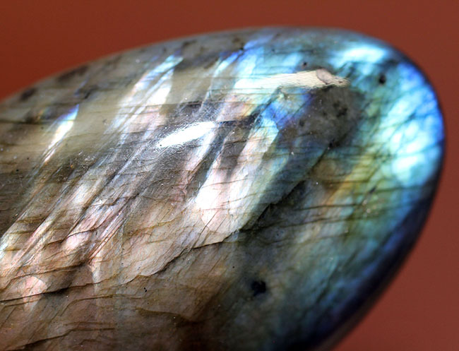 猛烈に濃いブルーを呈する、上質なラブラドライト(Labradorite)のカボション(その6)