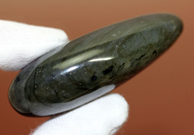 猛烈に濃いブルーを呈する、上質なラブラドライト(Labradorite)のカボション(その7)
