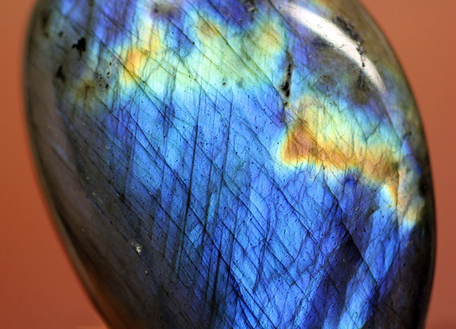 猛烈に濃いブルーを呈する、上質なラブラドライト(Labradorite)のカボション(その8)