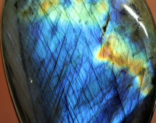 猛烈に濃いブルーを呈する、上質なラブラドライト(Labradorite)のカボション(その9)