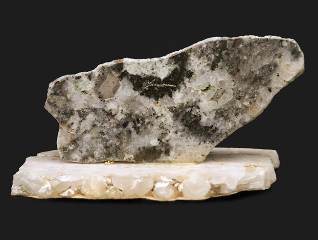 有数の金鉱床の一つ、鹿児島県「菱刈」の記憶……閃亜鉛鉱（せんあえんこう）を含む石英脈標本（その1）