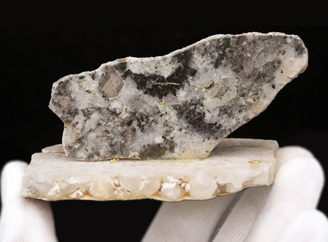 有数の金鉱床の一つ、鹿児島県「菱刈」の記憶……閃亜鉛鉱（せんあえんこう）を含む石英脈標本（その4）