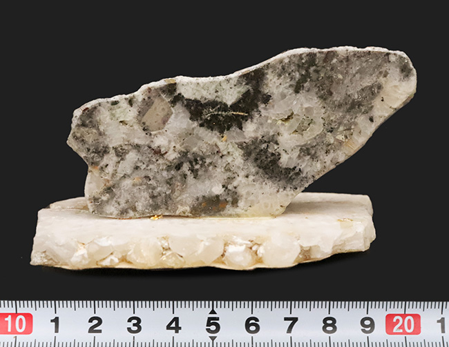 有数の金鉱床の一つ、鹿児島県「菱刈」の記憶……閃亜鉛鉱（せんあえんこう）を含む石英脈標本（その8）