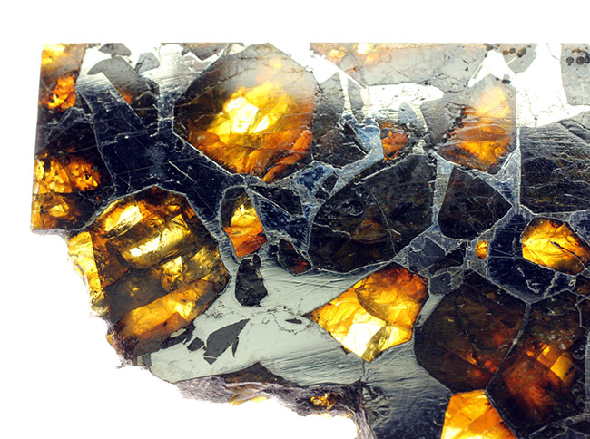 最も美しい隕石とされる石鉄隕石に分類されるブラヒン隕石です。宇宙空間で形成されたカンラン石と鉄ニッケル合金の不思議な模様をお楽しみください（空気を遮断する専用保存ケース付き）。（その3）