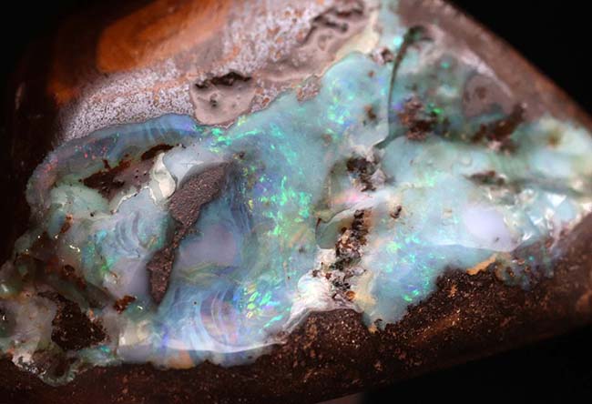 岩石とともに保存された、貴重な天然のオパール（Opal）（その2）