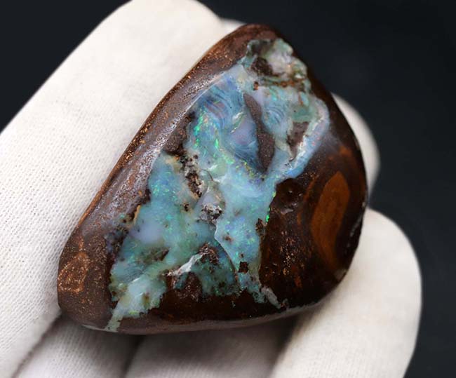 岩石とともに保存された、貴重な天然のオパール（opal）（その3）