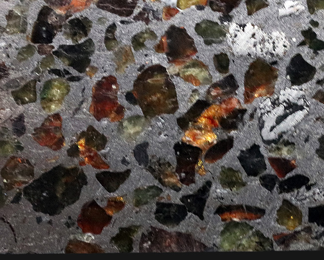 最も美しい隕石の一つ、煌々と輝くケニアンパラサイト（石鉄隕石）。サービスのケース付き（その2）