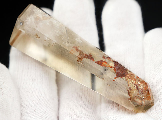 落ち葉、土のように見える不思議な構造物を含んだ特殊な水晶、その名も
