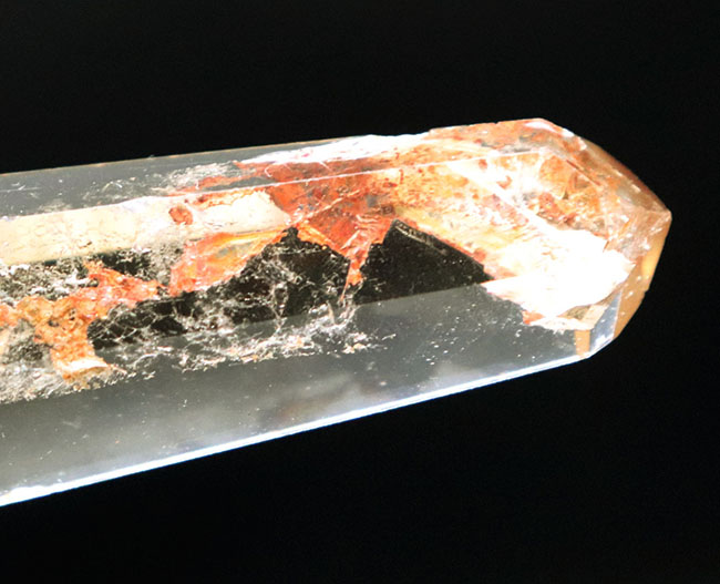 落ち葉、土のように見える不思議な構造物を含んだ特殊な水晶、その名も