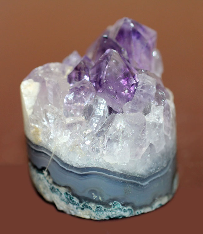 宝石として名高いアメシスト（Amethyst）の原石。紫水晶。（その1）