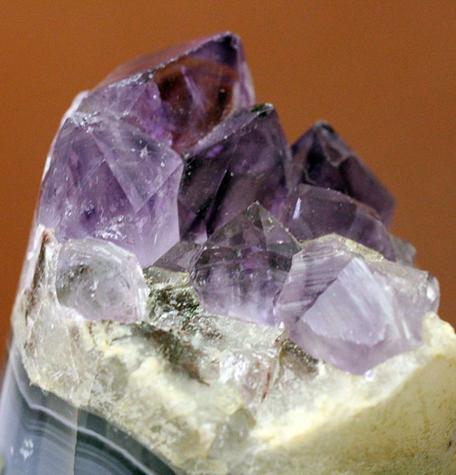 宝石として名高いアメシスト（Amethyst）の原石。紫水晶。（その2）